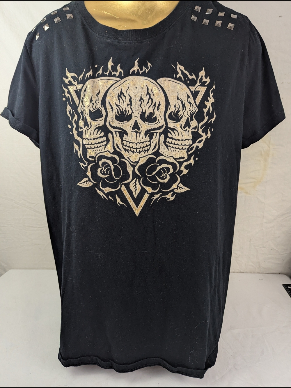 torrid Black Blouse - Bold Beige Skulls & Roses Graphic Size 1X